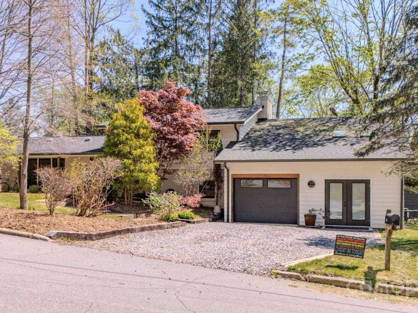 10 Clearbrook Road, Asheville, NC 28805.  MLS# CAR4238252, YatesRealty ID 19609. Workshop and Separate  1/1 suite.