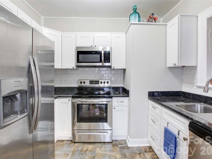 1511 Southwood Avenue, Charlotte, NC 28203.  MLS# CAR4361597, YatesRealty ID 19609. 