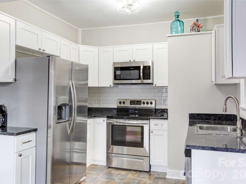 1511 Southwood Avenue, Charlotte, NC 28203.  MLS# CAR4361597, YatesRealty ID 19609. 