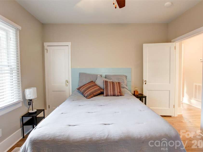 1511 Southwood Avenue, Charlotte, NC 28203.  MLS# CAR4361597, YatesRealty ID 19609. 