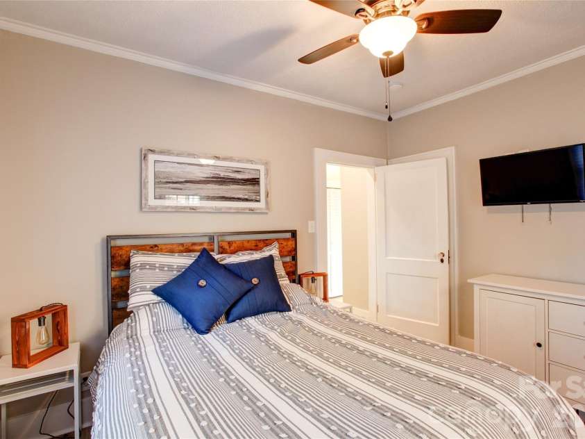 1511 Southwood Avenue, Charlotte, NC 28203.  MLS# CAR4361597, YatesRealty ID 19609. 