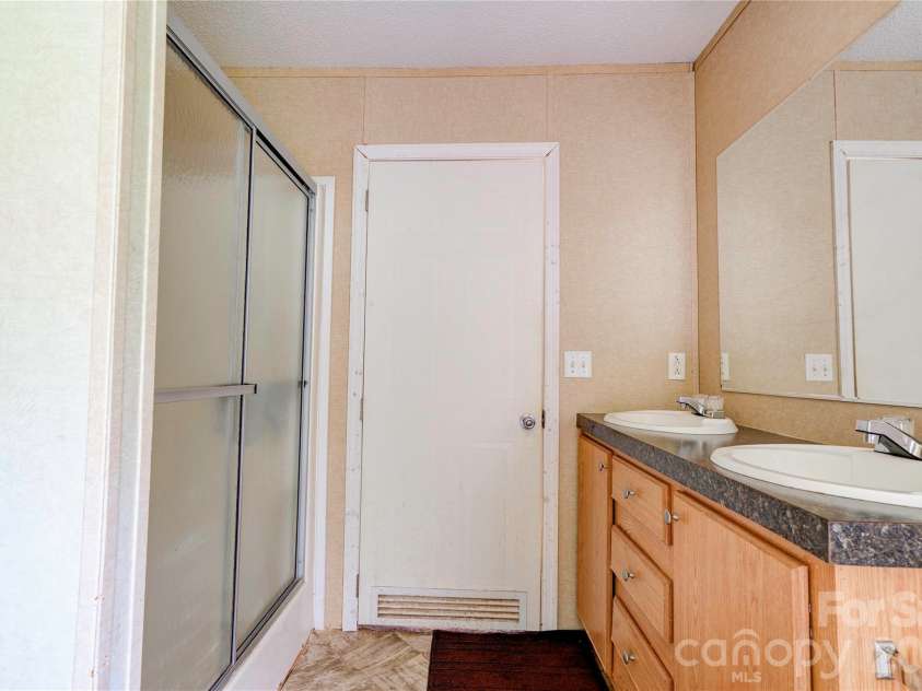 136 Foxhill Drive, Shelby, NC 28150.  MLS# CAR4378015, YatesRealty ID 19611. 
