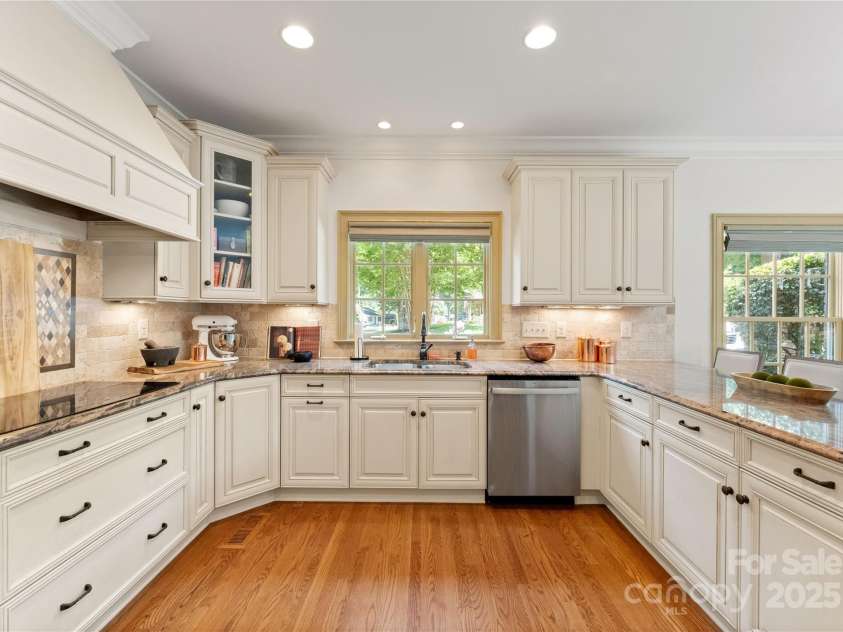 901 Hartford Avenue, Charlotte, NC 28209.  MLS# CAR4267202, YatesRealty ID 19612. 