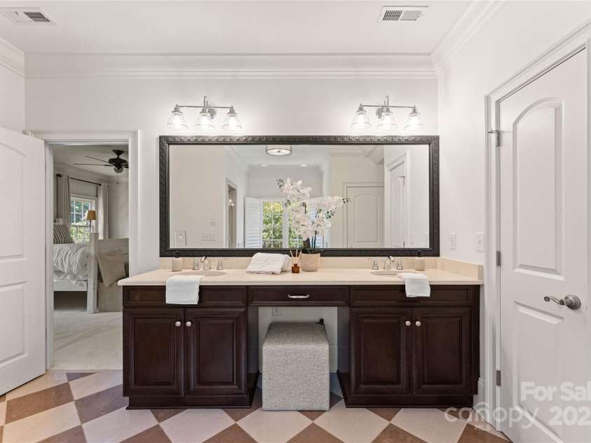 901 Hartford Avenue, Charlotte, NC 28209.  MLS# CAR4267202, YatesRealty ID 19612. 