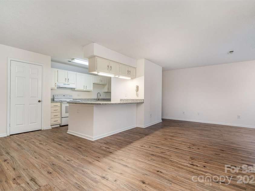 10240 Rose Meadow Lane, Charlotte, NC 28277.  MLS# CAR4213685, YatesRealty ID 19614. Breakfast Bar