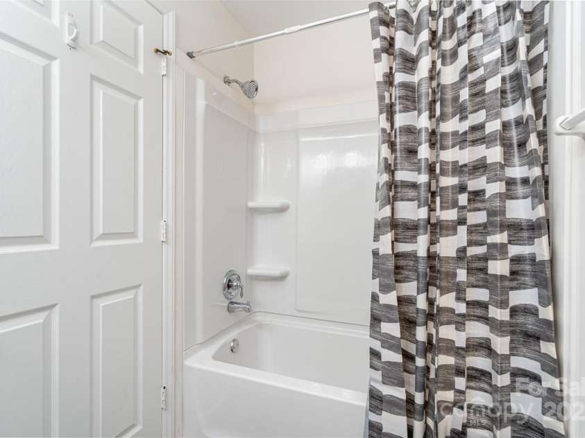 10240 Rose Meadow Lane, Charlotte, NC 28277.  MLS# CAR4213685, YatesRealty ID 19614. Full Bathroom newly renovated