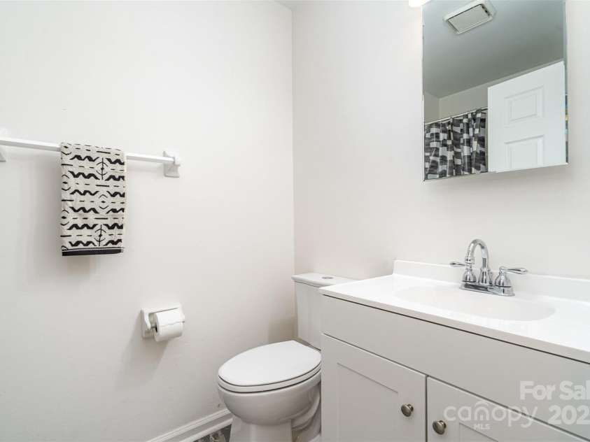 10240 Rose Meadow Lane, Charlotte, NC 28277.  MLS# CAR4213685, YatesRealty ID 19614. Full Bathroom newly renovated