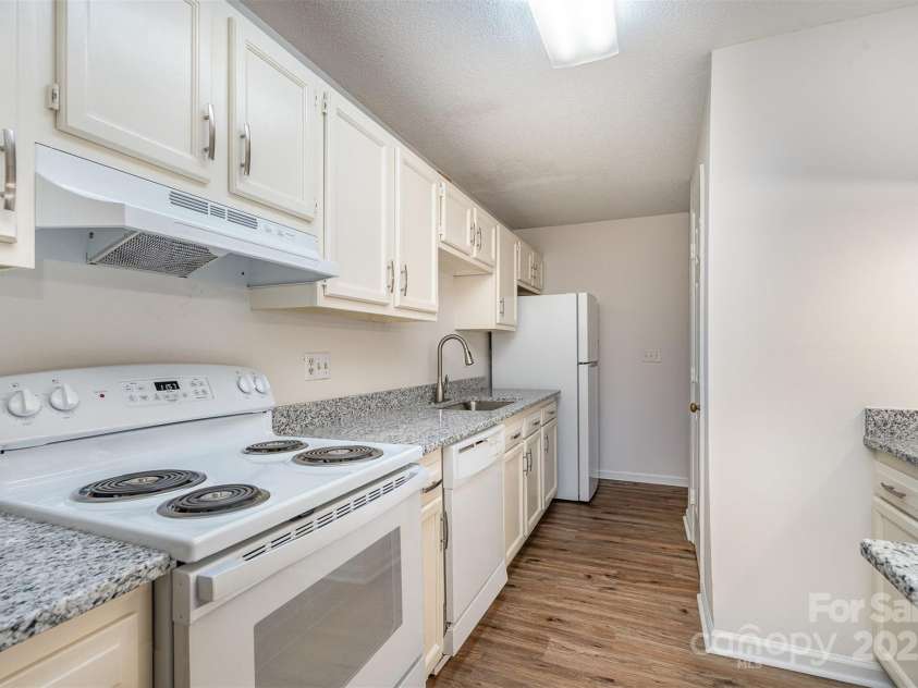 10240 Rose Meadow Lane, Charlotte, NC 28277.  MLS# CAR4213685, YatesRealty ID 19614. Functional kitchen with granite counter tops