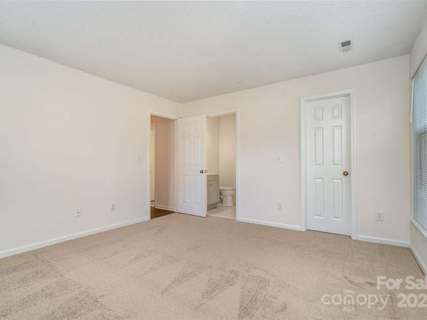 10240 Rose Meadow Lane, Charlotte, NC 28277.  MLS# CAR4213685, YatesRealty ID 19614. Primary bedroom with en-suite Bathroom. Fresh Carpet all over