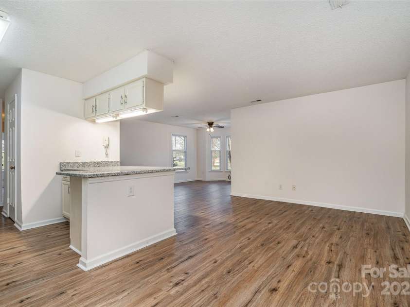 10240 Rose Meadow Lane, Charlotte, NC 28277.  MLS# CAR4213685, YatesRealty ID 19614. Transition to a cozy dining area