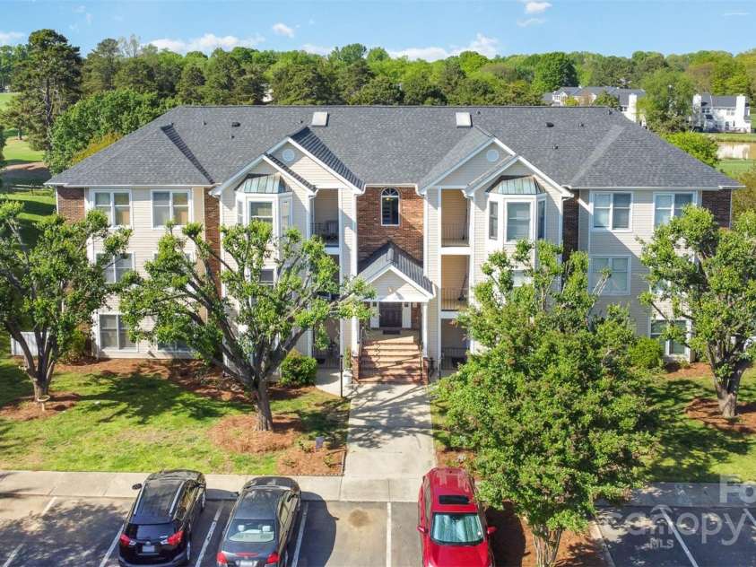 10240 Rose Meadow Lane, Charlotte, NC 28277.  MLS# CAR4213685, YatesRealty ID 19614. Welcome to Rose Meadow Condominiums
