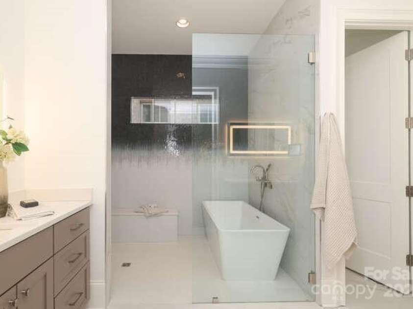 3119 Knowlton Lane, Charlotte, NC 28205.  MLS# CAR4297838, YatesRealty ID 19616. Primary Bath