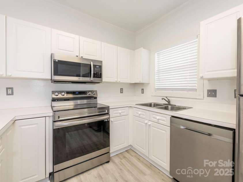 8747 Coralbell Lane, Charlotte, NC 28213.  MLS# CAR4258950, YatesRealty ID 19619. Kitchen