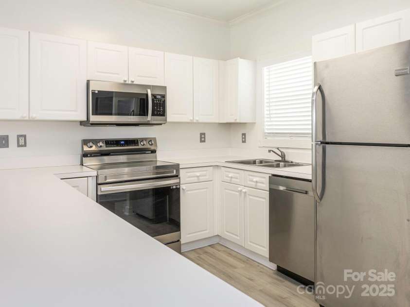 8747 Coralbell Lane, Charlotte, NC 28213.  MLS# CAR4258950, YatesRealty ID 19619. Kitchen
