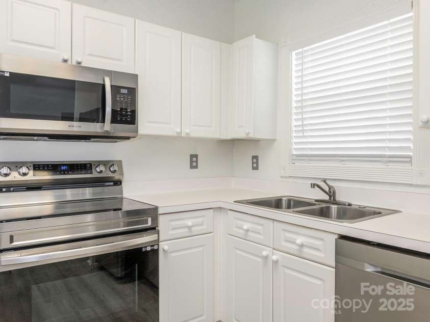 8747 Coralbell Lane, Charlotte, NC 28213.  MLS# CAR4258950, YatesRealty ID 19619. Kitchen