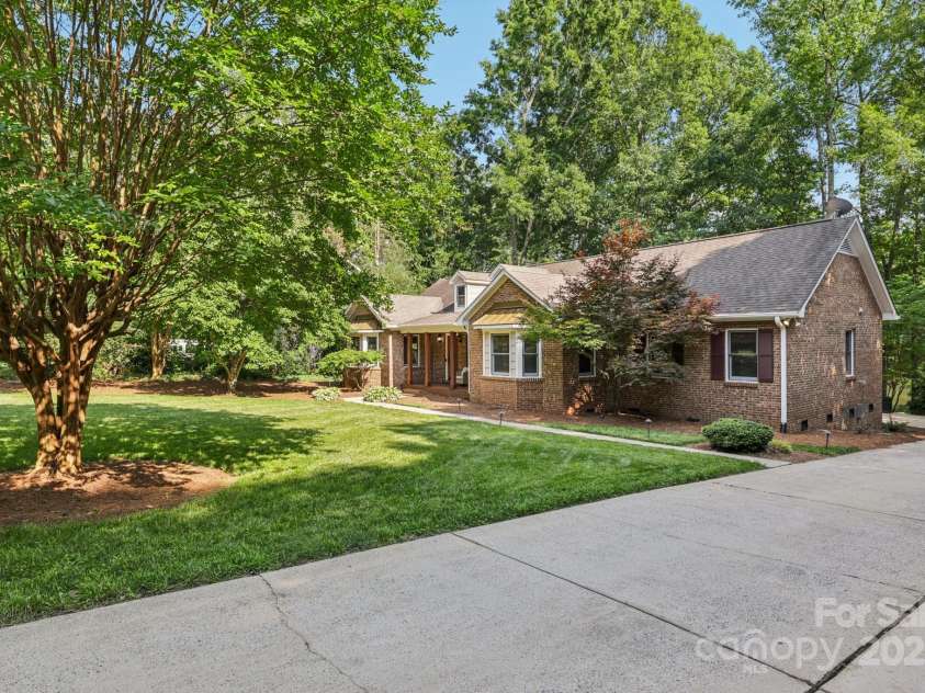 10311 Windtree Lane, Charlotte, NC 28215.  MLS# CAR4267329, YatesRealty ID 19622. 