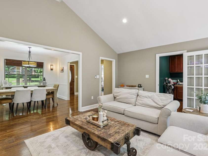 10311 Windtree Lane, Charlotte, NC 28215.  MLS# CAR4267329, YatesRealty ID 19622. 