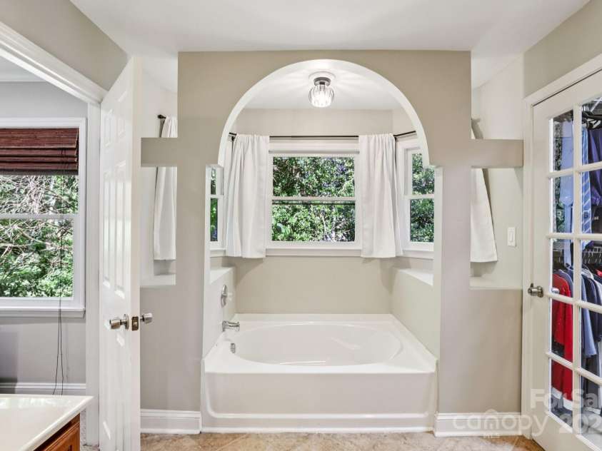 10311 Windtree Lane, Charlotte, NC 28215.  MLS# CAR4267329, YatesRealty ID 19622. 