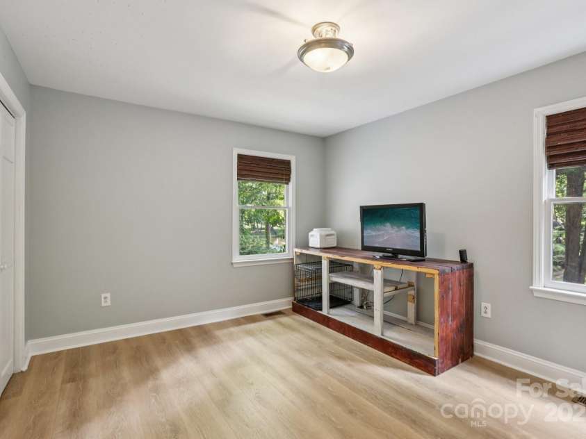 10311 Windtree Lane, Charlotte, NC 28215.  MLS# CAR4267329, YatesRealty ID 19622. 