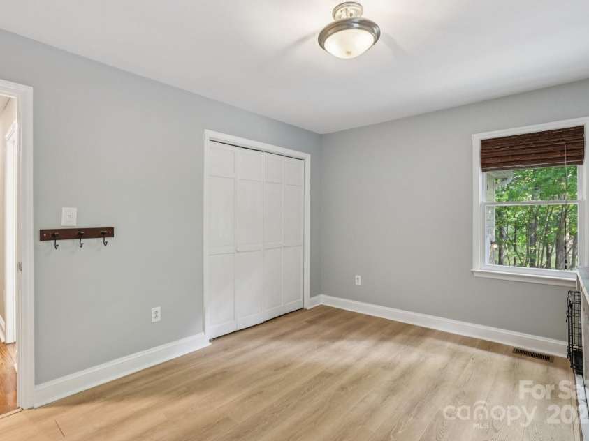 10311 Windtree Lane, Charlotte, NC 28215.  MLS# CAR4267329, YatesRealty ID 19622. 