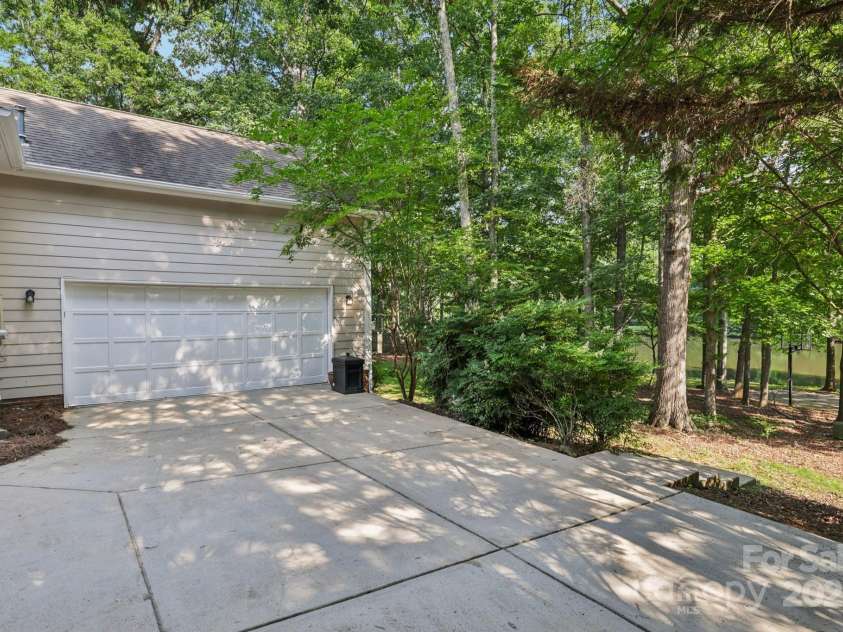 10311 Windtree Lane, Charlotte, NC 28215.  MLS# CAR4267329, YatesRealty ID 19622. 