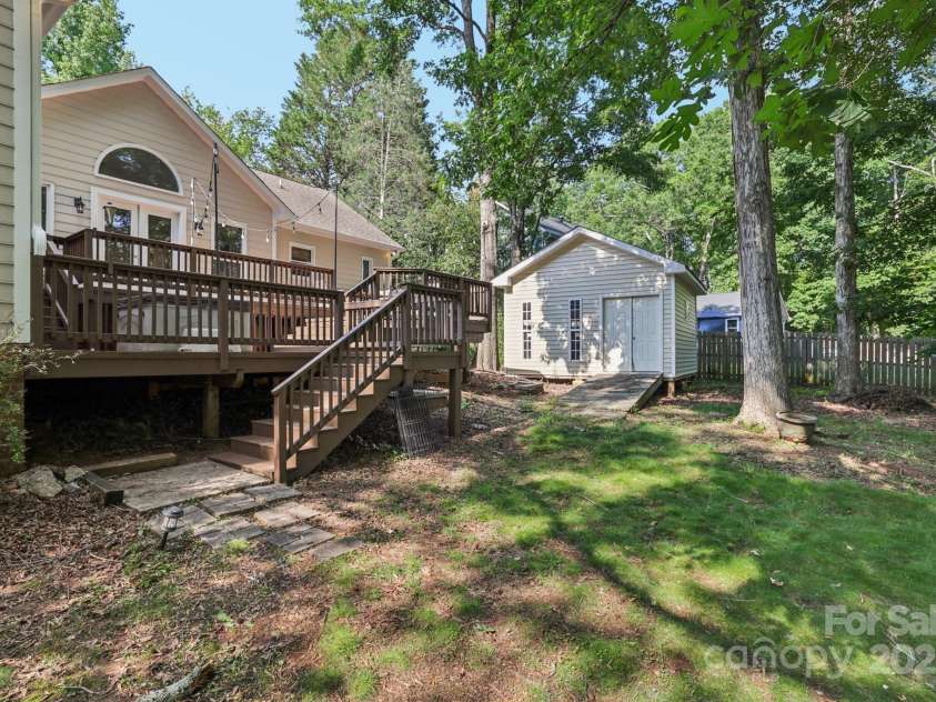 10311 Windtree Lane, Charlotte, NC 28215.  MLS# CAR4267329, YatesRealty ID 19622. 