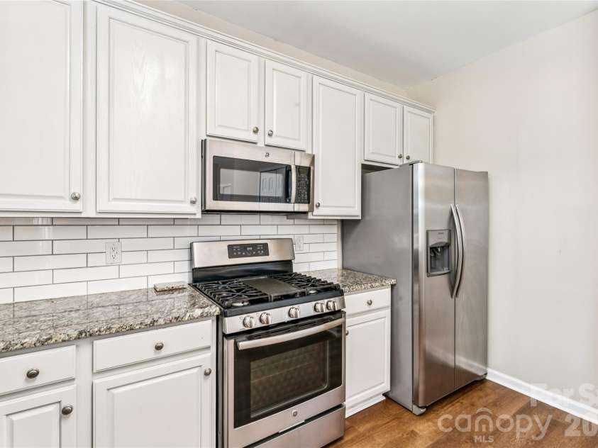 1206 Arrow Lake Court, Fort Mill, SC 29707.  MLS# CAR4371326, YatesRealty ID 19622. Gas range, microwave and refrigerator