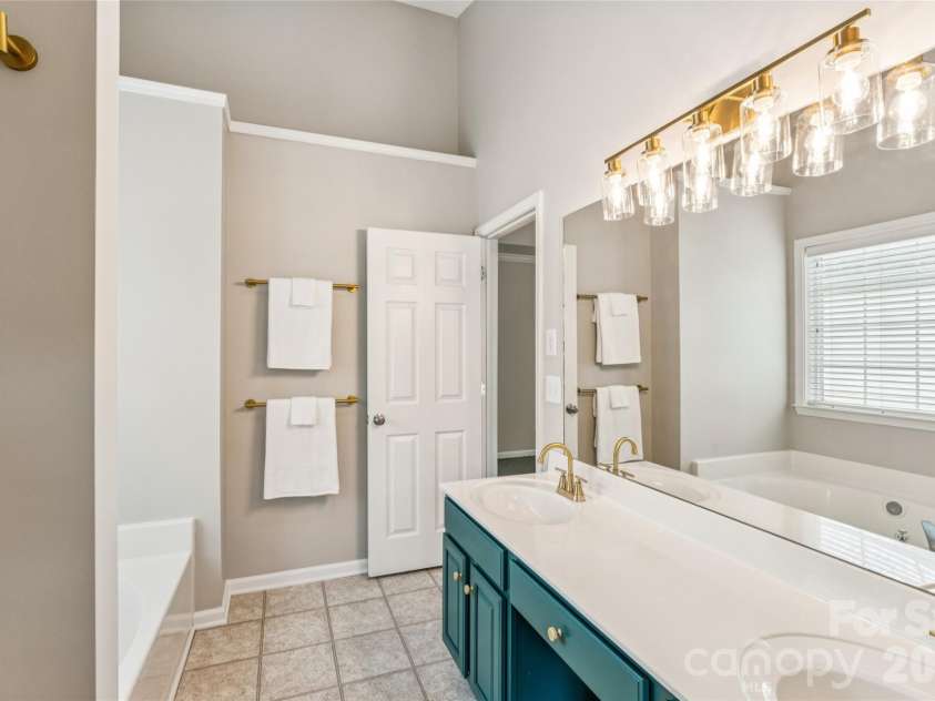 1206 Arrow Lake Court, Fort Mill, SC 29707.  MLS# CAR4371326, YatesRealty ID 19622. Primary bathroom