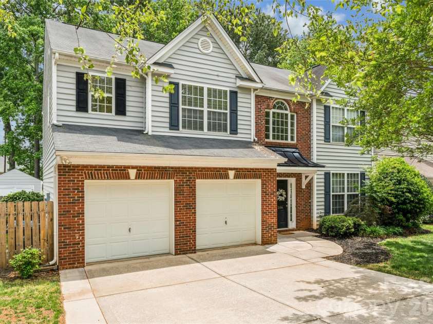 1206 Arrow Lake Court, Fort Mill, SC 29707.  MLS# CAR4371326, YatesRealty ID 19622. Welcome to 1206 E Arrow Lake Court