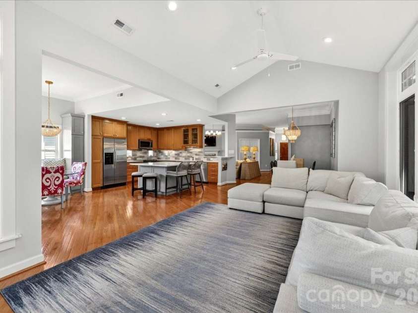 819 Mill Run Drive, Charlotte, NC 28209.  MLS# CAR4377088, YatesRealty ID 19623. 