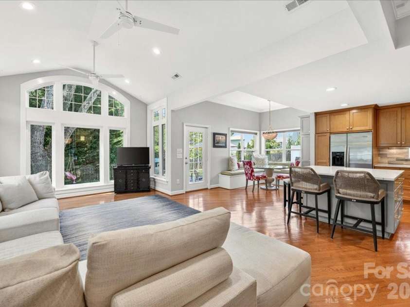 819 Mill Run Drive, Charlotte, NC 28209.  MLS# CAR4377088, YatesRealty ID 19623. 
