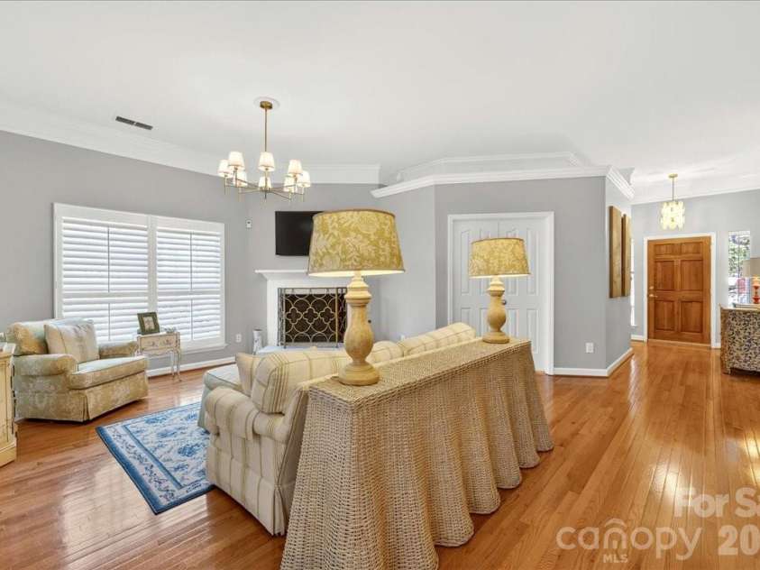 819 Mill Run Drive, Charlotte, NC 28209.  MLS# CAR4377088, YatesRealty ID 19623. 