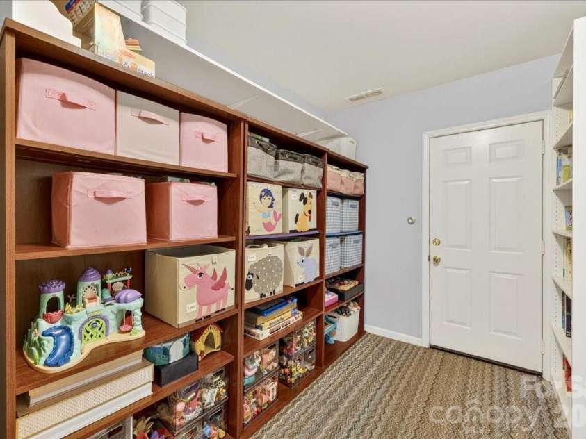 819 Mill Run Drive, Charlotte, NC 28209.  MLS# CAR4377088, YatesRealty ID 19623. 