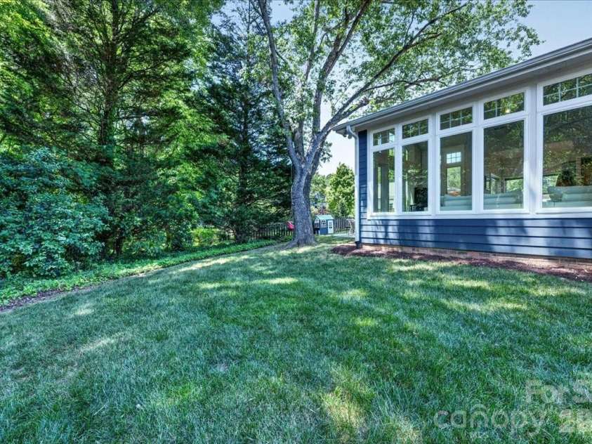 819 Mill Run Drive, Charlotte, NC 28209.  MLS# CAR4377088, YatesRealty ID 19623. 