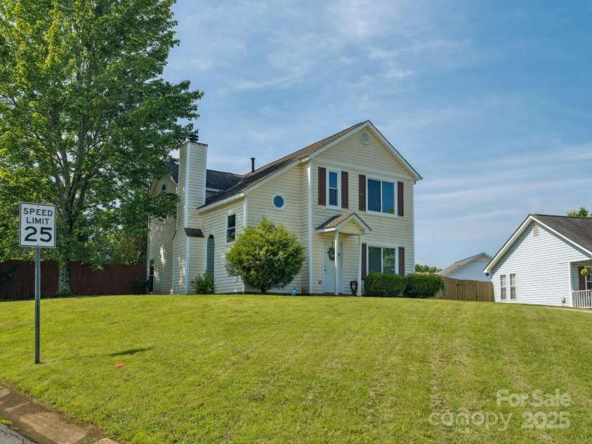 5701 Silver Eagle Drive, Charlotte, NC 28214.  MLS# CAR4269905, YatesRealty ID 19626. 
