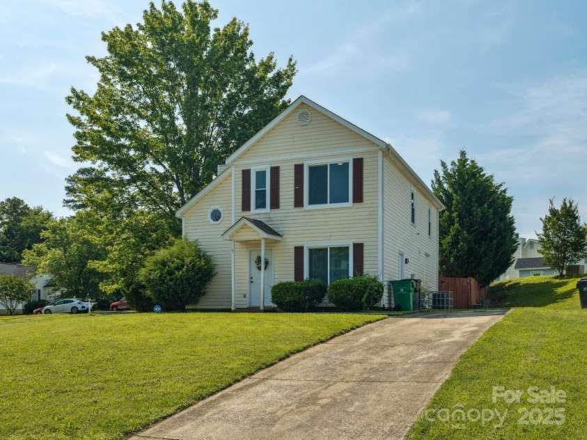 5701 Silver Eagle Drive, Charlotte, NC 28214.  MLS# CAR4269905, YatesRealty ID 19626. 