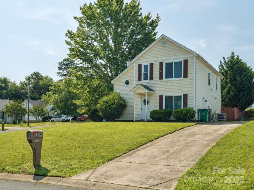 5701 Silver Eagle Drive, Charlotte, NC 28214.  MLS# CAR4269905, YatesRealty ID 19626. 