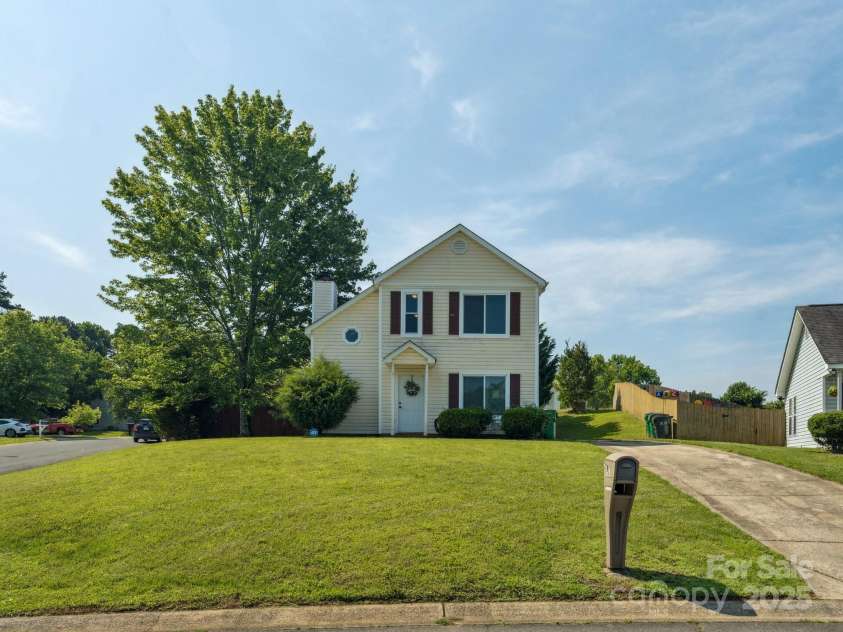 5701 Silver Eagle Drive, Charlotte, NC 28214.  MLS# CAR4269905, YatesRealty ID 19626. 