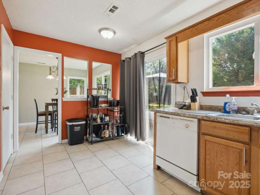 5701 Silver Eagle Drive, Charlotte, NC 28214.  MLS# CAR4269905, YatesRealty ID 19626. Kitchen