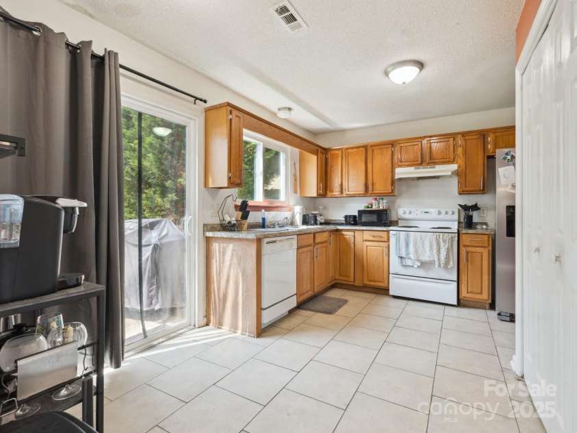 5701 Silver Eagle Drive, Charlotte, NC 28214.  MLS# CAR4269905, YatesRealty ID 19626. Kitchen