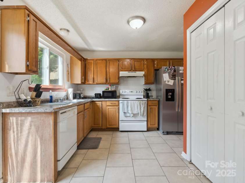 5701 Silver Eagle Drive, Charlotte, NC 28214.  MLS# CAR4269905, YatesRealty ID 19626. Kitchen