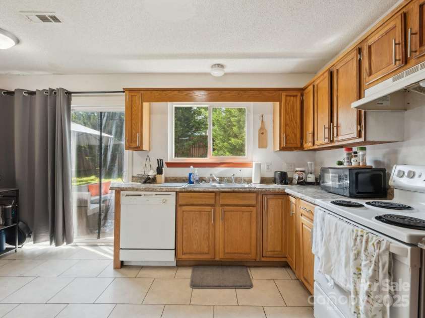 5701 Silver Eagle Drive, Charlotte, NC 28214.  MLS# CAR4269905, YatesRealty ID 19626. Kitchen