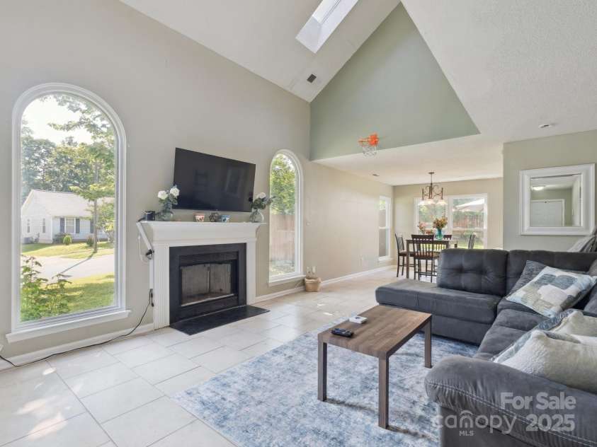 5701 Silver Eagle Drive, Charlotte, NC 28214.  MLS# CAR4269905, YatesRealty ID 19626. Living Rom
