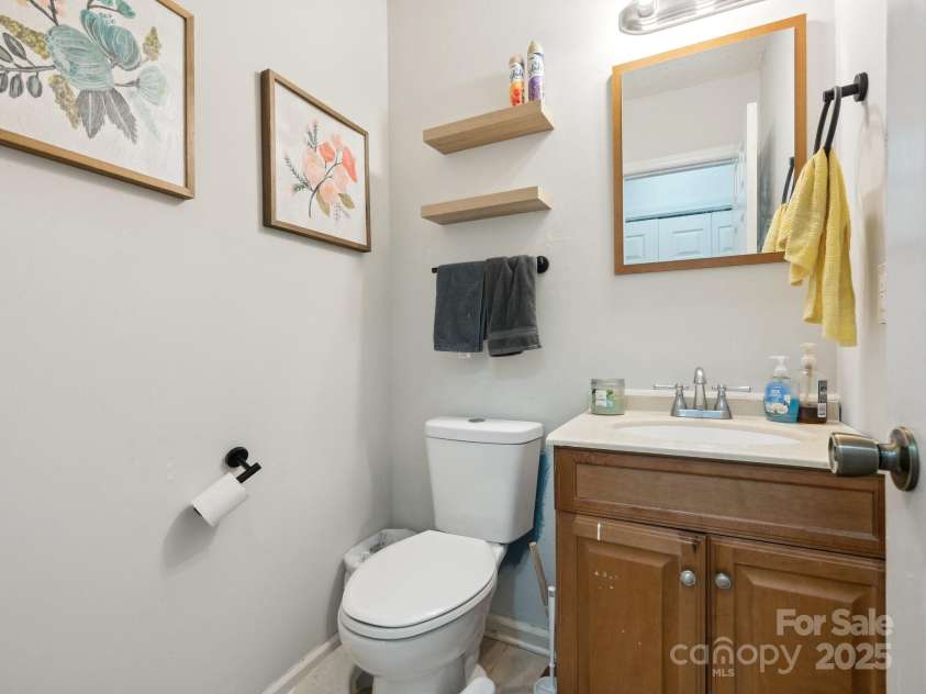 5701 Silver Eagle Drive, Charlotte, NC 28214.  MLS# CAR4269905, YatesRealty ID 19626. Main Floor Half Bathroom