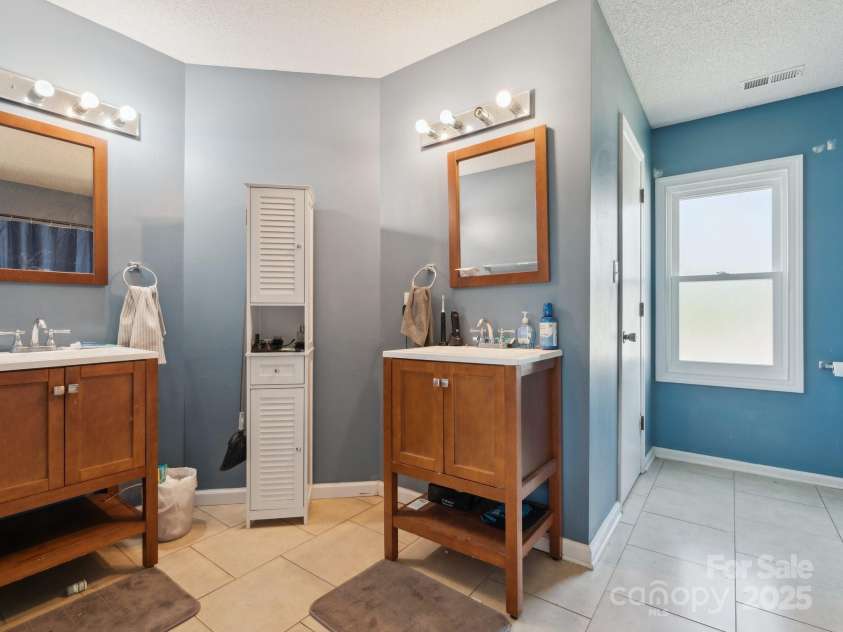 5701 Silver Eagle Drive, Charlotte, NC 28214.  MLS# CAR4269905, YatesRealty ID 19626. Primary Bathroom