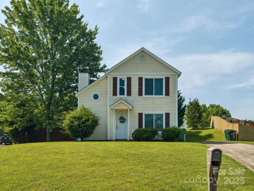 5701 Silver Eagle Drive, Charlotte, NC 28214.  MLS# CAR4269905, YatesRealty ID 19626. Welcome to 5701 Silver Eagle!