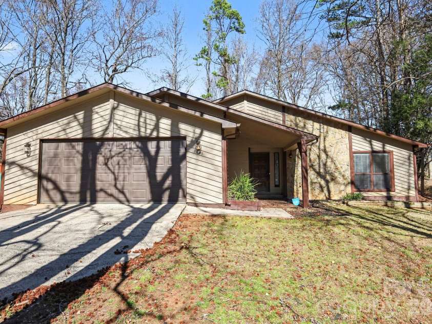 7341 Elwood Drive, Charlotte, NC 28227.  MLS# CAR4344772, YatesRealty ID 19627. 