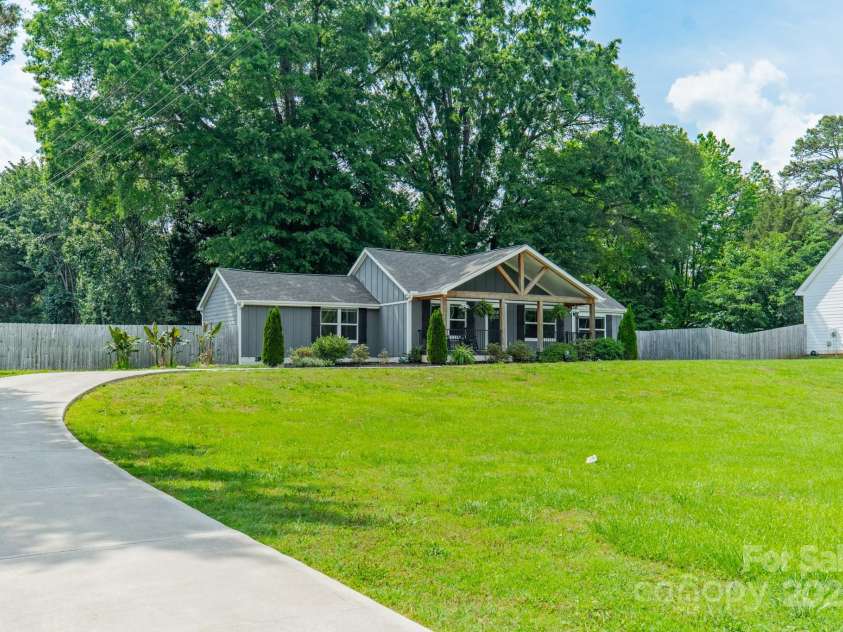 7901 Reames Road, Charlotte, NC 28216.  MLS# CAR4261222, YatesRealty ID 19628. 