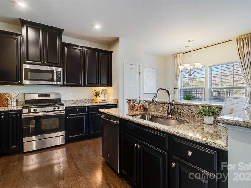 3108 Major Samuals Way, Charlotte, NC 28208.  MLS# CAR4334043, YatesRealty ID 1963. Granite counters and natural gas.
