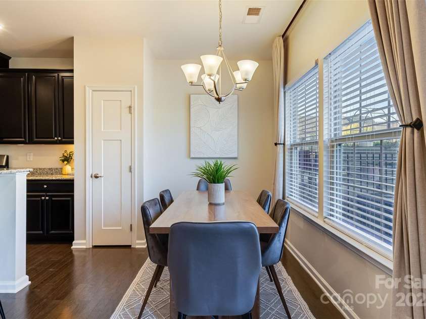 3108 Major Samuals Way, Charlotte, NC 28208.  MLS# CAR4334043, YatesRealty ID 1963. Sunny dining area with additional seating at breakfast bar.